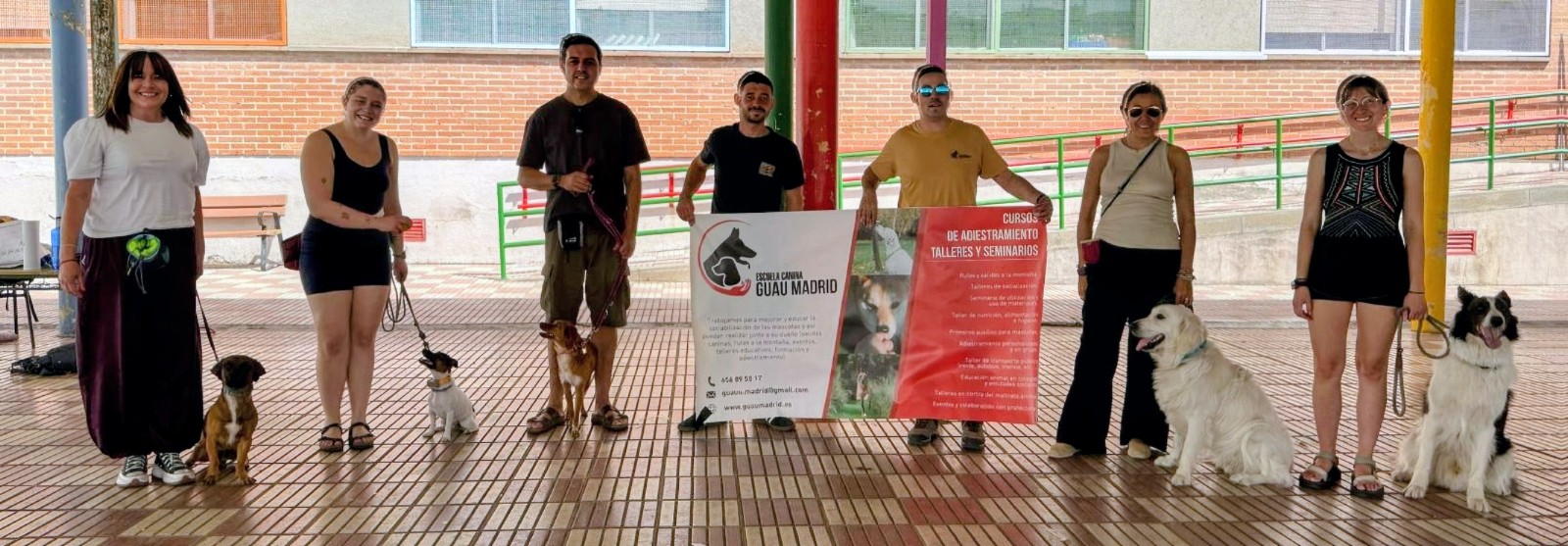 Varias personas reunidas en una sala junto a estructuras de colores.