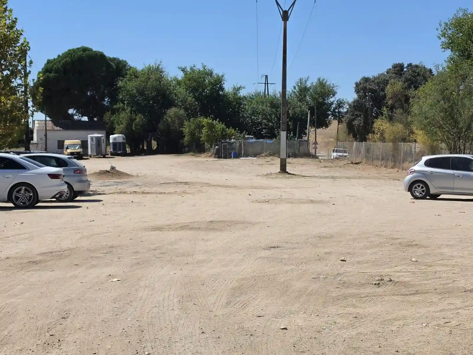 Zona de aparcamiento exterior junto a las instalaciones.